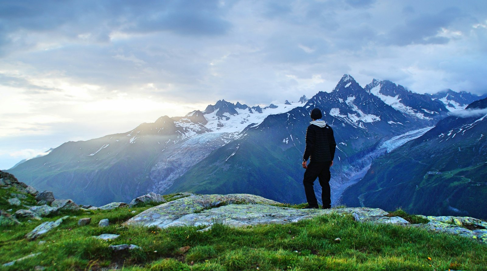Persona contemplando un paisaje de montaña, imagen ilustrativa